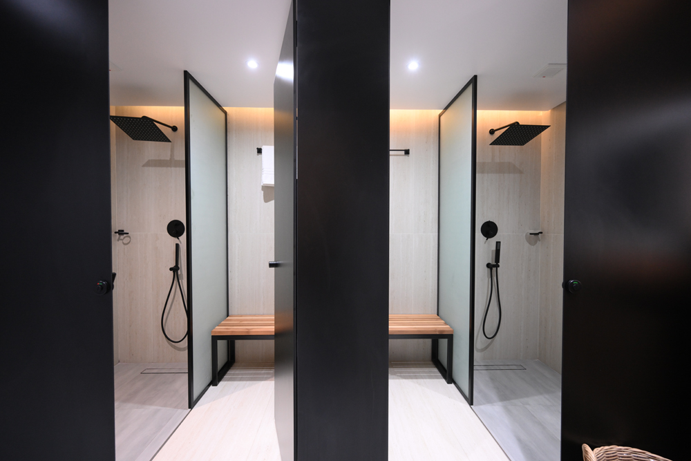 Private shower suites at Fitty